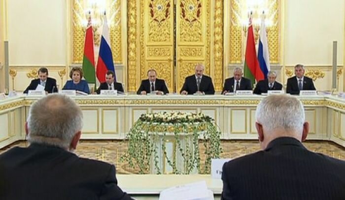 Лукашенко поблагодарил Путина за помощь в трудную минуту