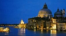Туристов оштрафовали на 500 евро за ночевку в палатке в центре Венеции